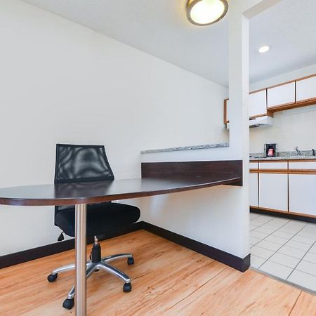 Red Roof Inn Plus+ & Suites Guilford Esterno foto