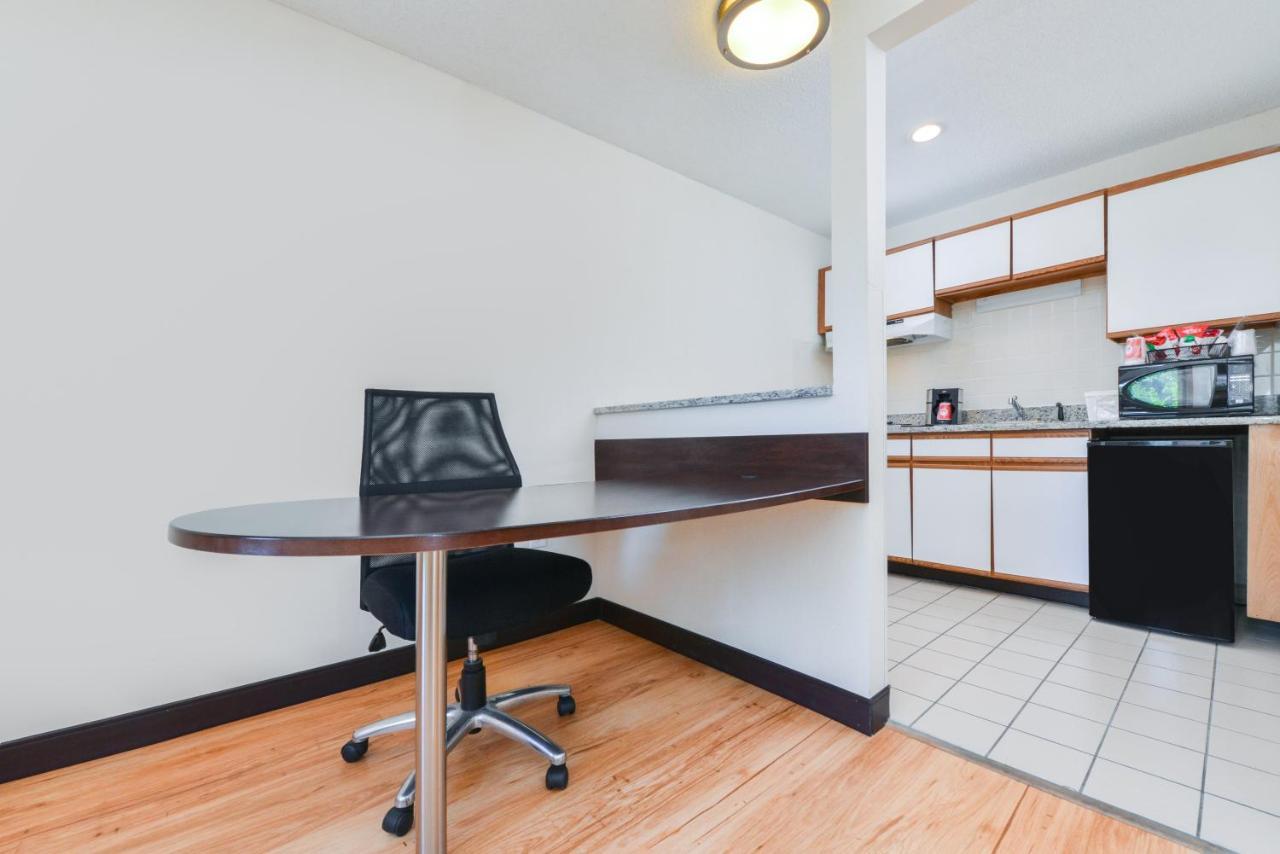 Red Roof Inn Plus+ & Suites Guilford Esterno foto