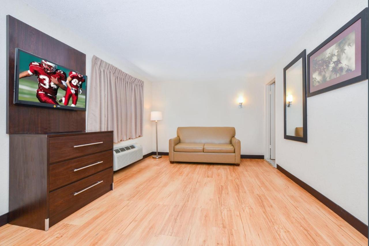Red Roof Inn Plus+ & Suites Guilford Esterno foto