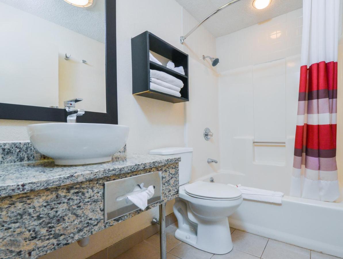 Red Roof Inn Plus+ & Suites Guilford Esterno foto