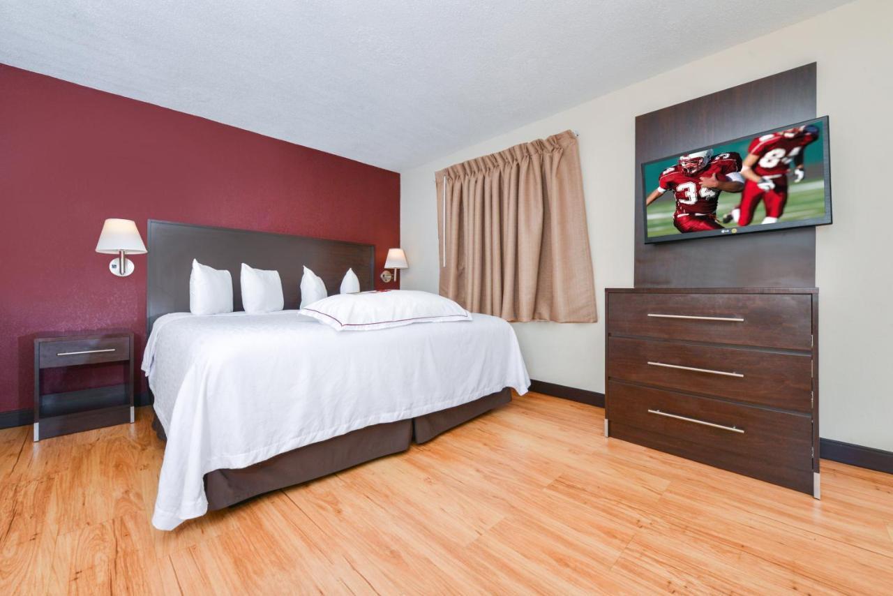 Red Roof Inn Plus+ & Suites Guilford Esterno foto