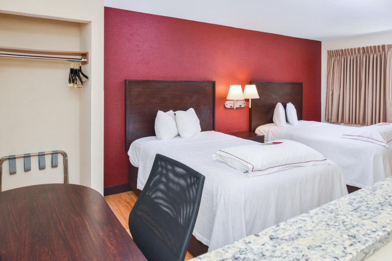 Red Roof Inn Plus+ & Suites Guilford Esterno foto