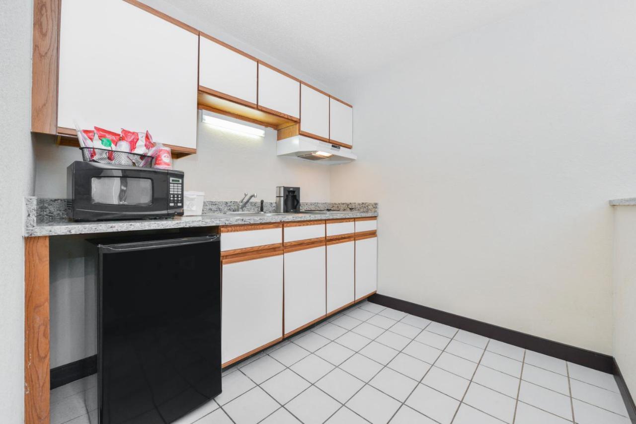 Red Roof Inn Plus+ & Suites Guilford Esterno foto