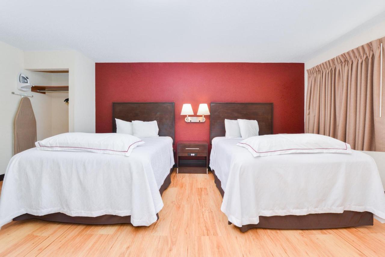 Red Roof Inn Plus+ & Suites Guilford Esterno foto