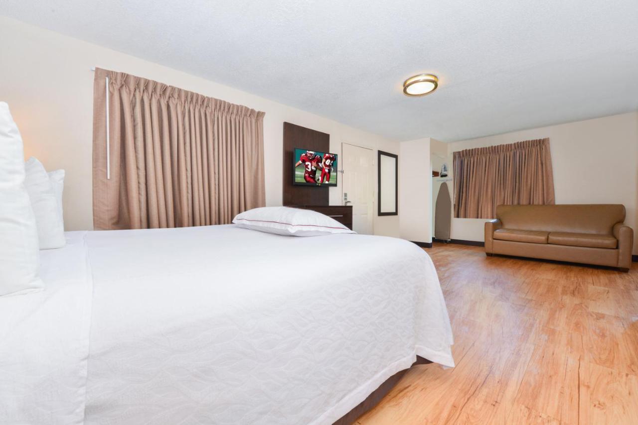 Red Roof Inn Plus+ & Suites Guilford Esterno foto