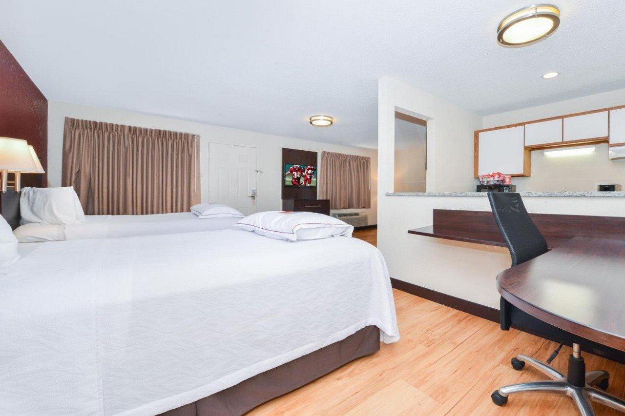 Red Roof Inn Plus+ & Suites Guilford Esterno foto