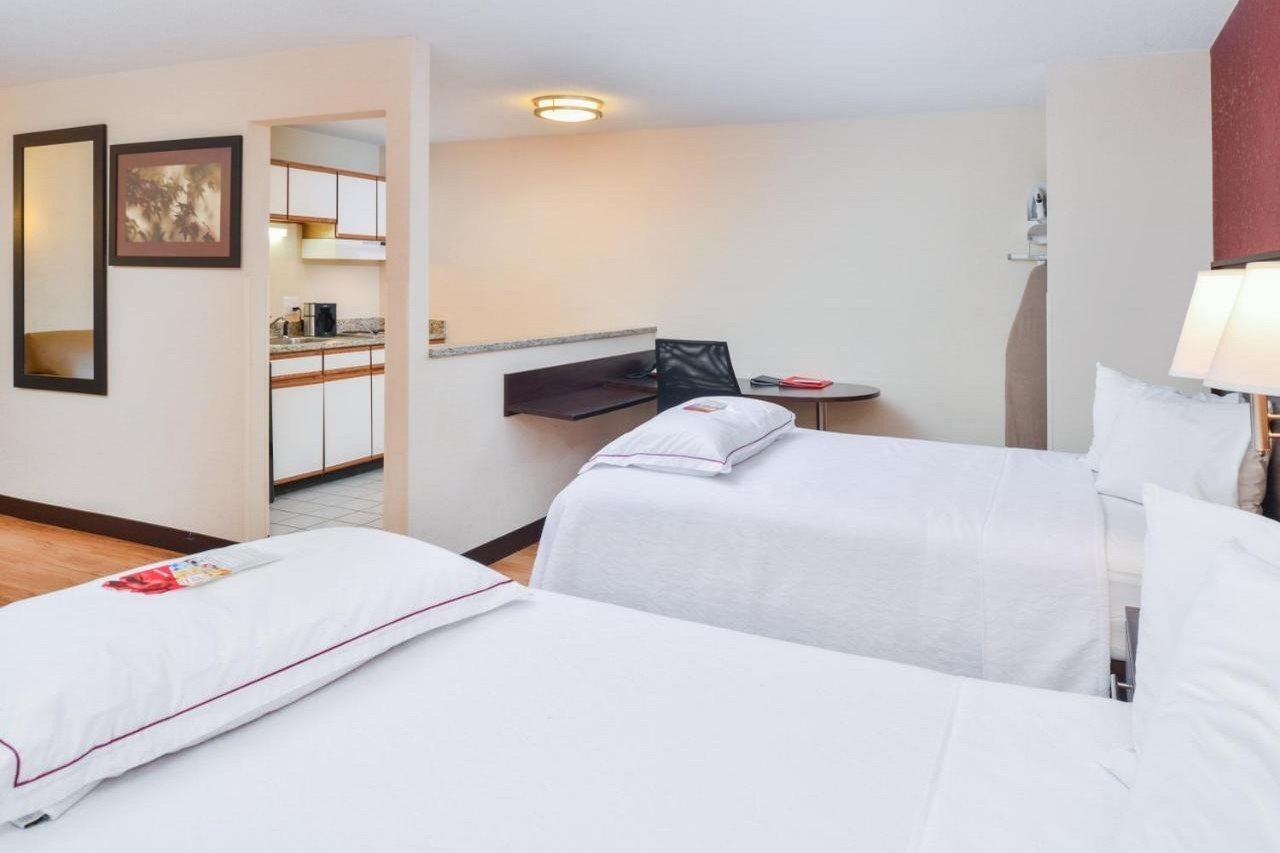 Red Roof Inn Plus+ & Suites Guilford Esterno foto