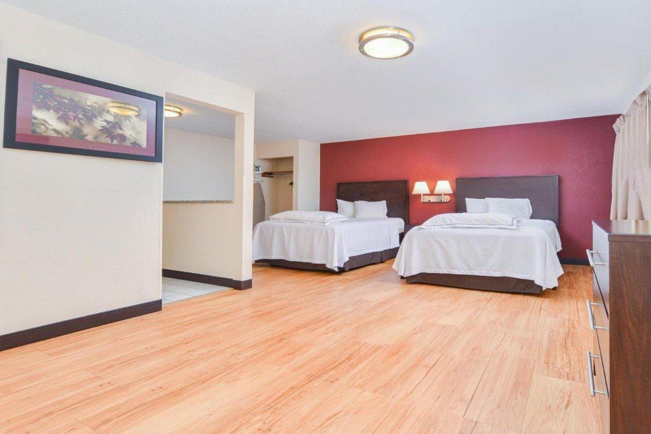 Red Roof Inn Plus+ & Suites Guilford Esterno foto
