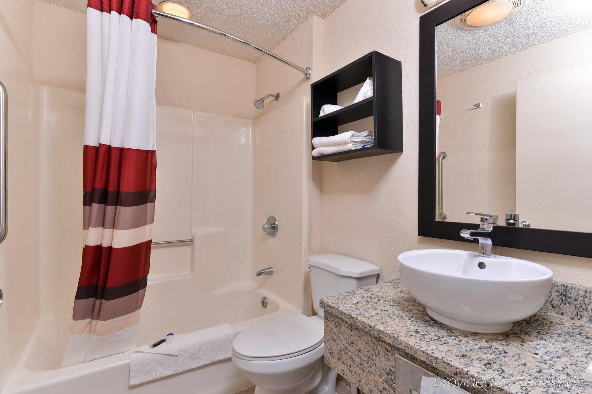 Red Roof Inn Plus+ & Suites Guilford Esterno foto
