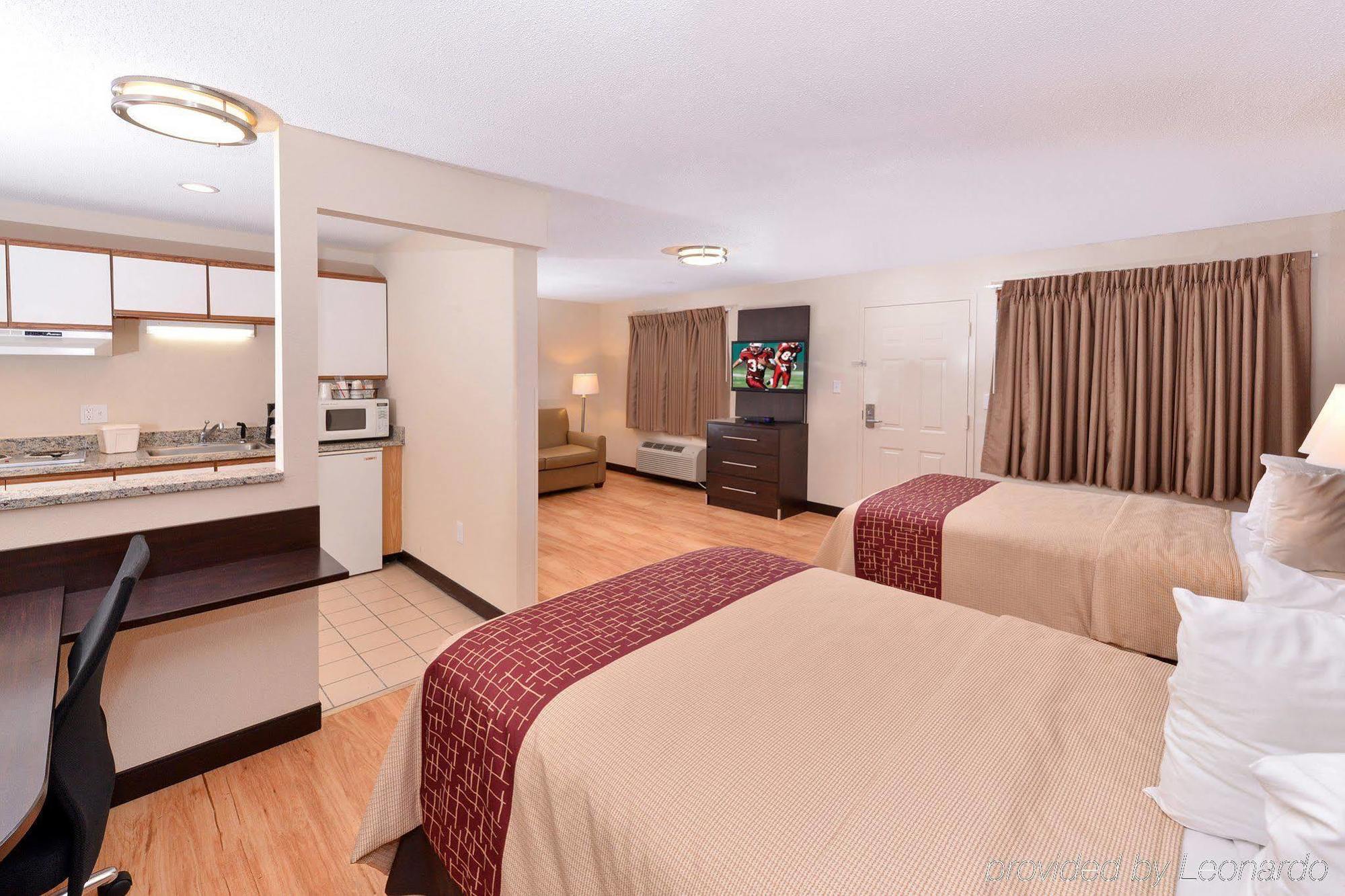 Red Roof Inn Plus+ & Suites Guilford Esterno foto