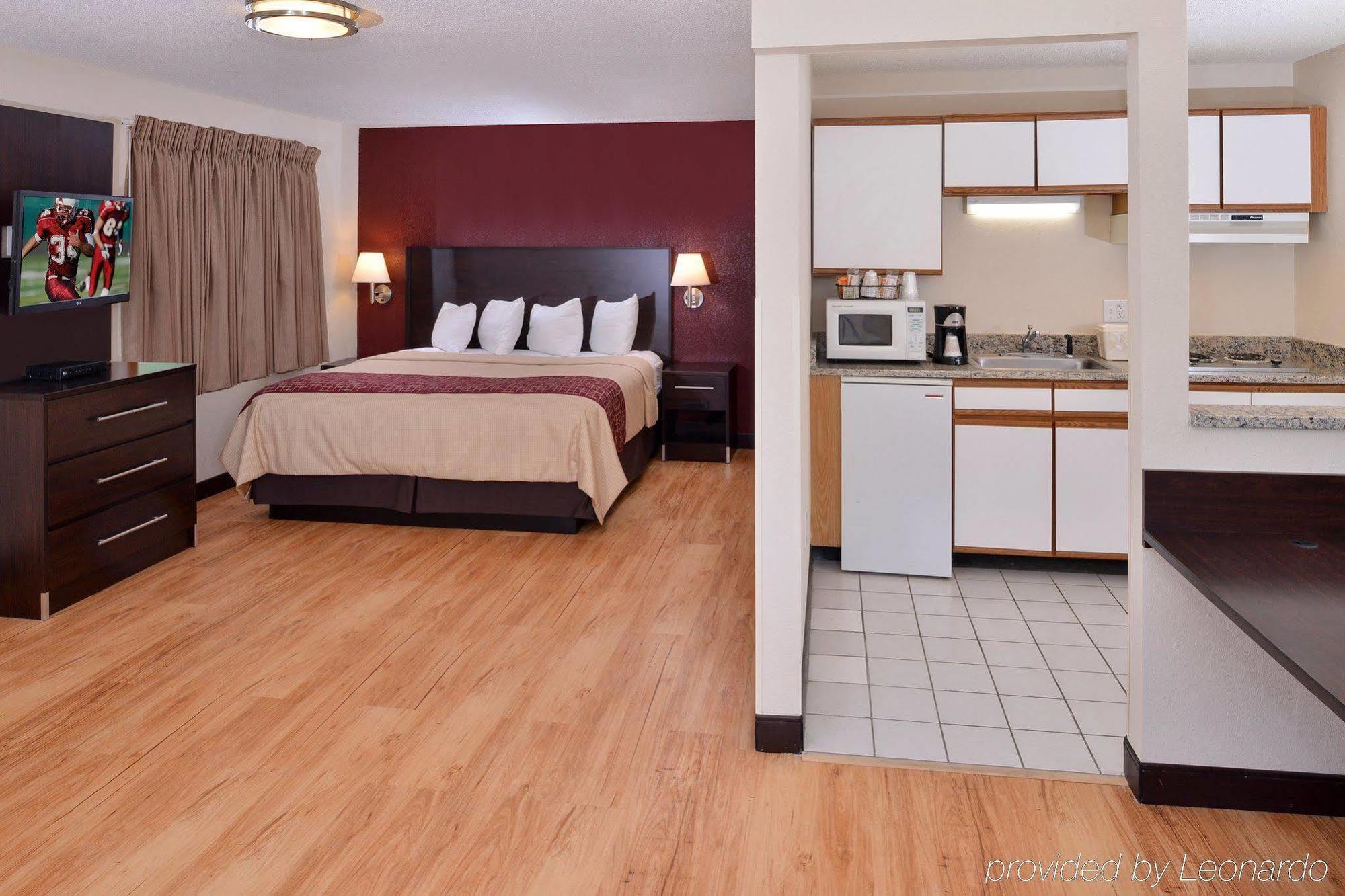 Red Roof Inn Plus+ & Suites Guilford Esterno foto
