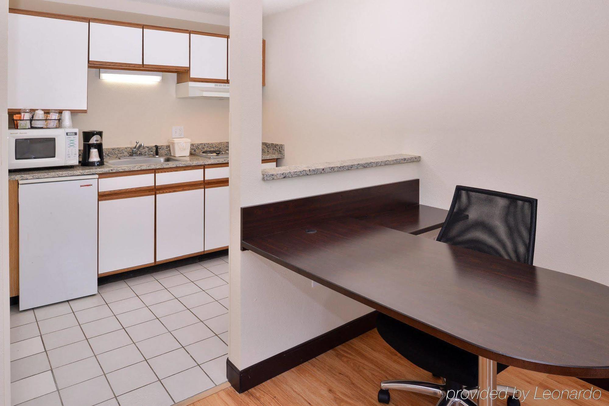 Red Roof Inn Plus+ & Suites Guilford Esterno foto