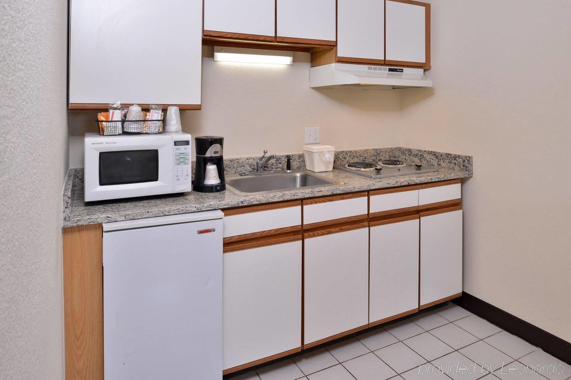 Red Roof Inn Plus+ & Suites Guilford Esterno foto