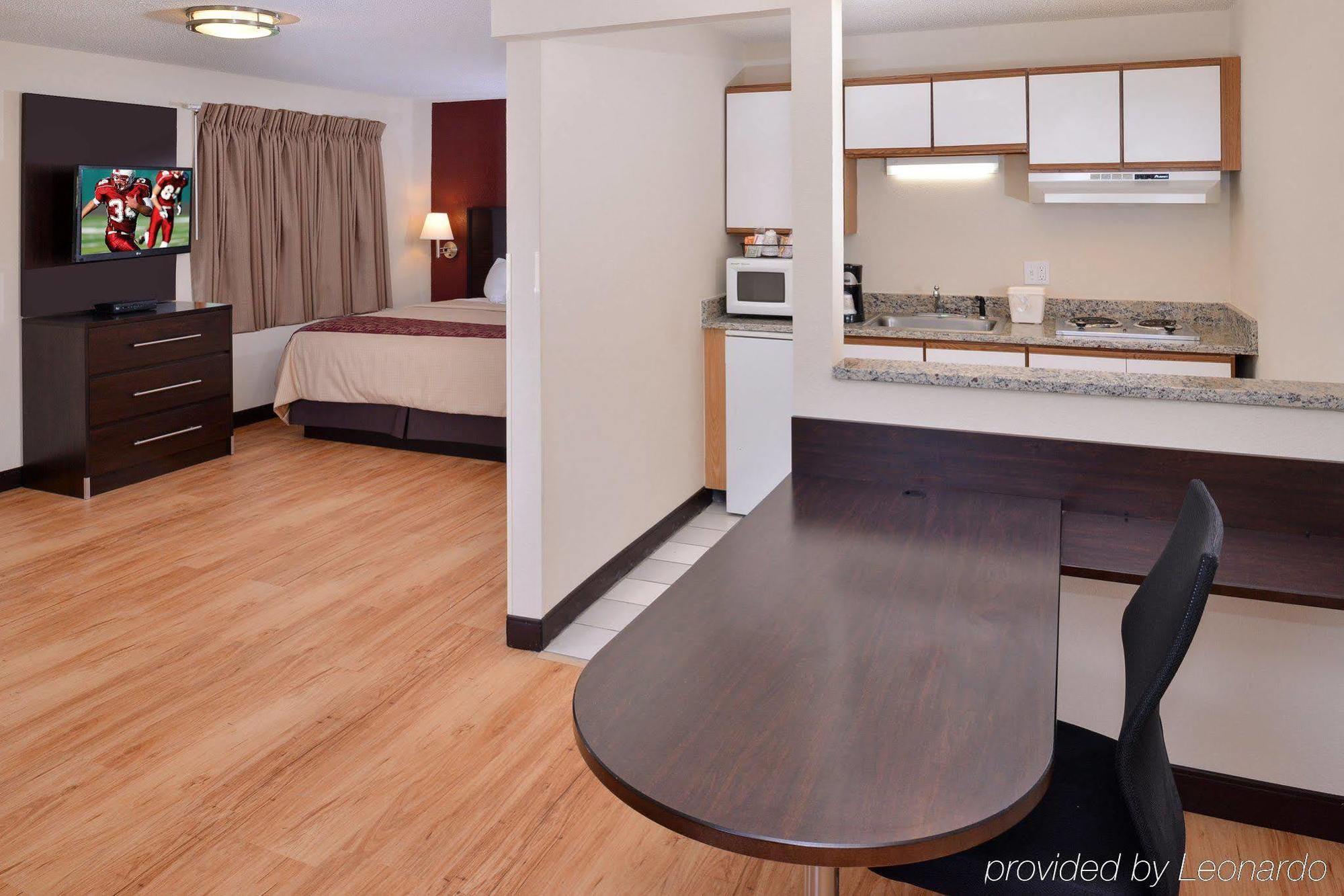 Red Roof Inn Plus+ & Suites Guilford Esterno foto
