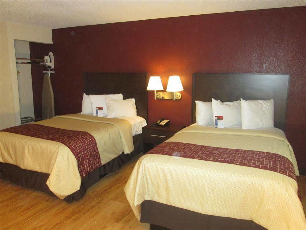 Red Roof Inn Plus+ & Suites Guilford Esterno foto