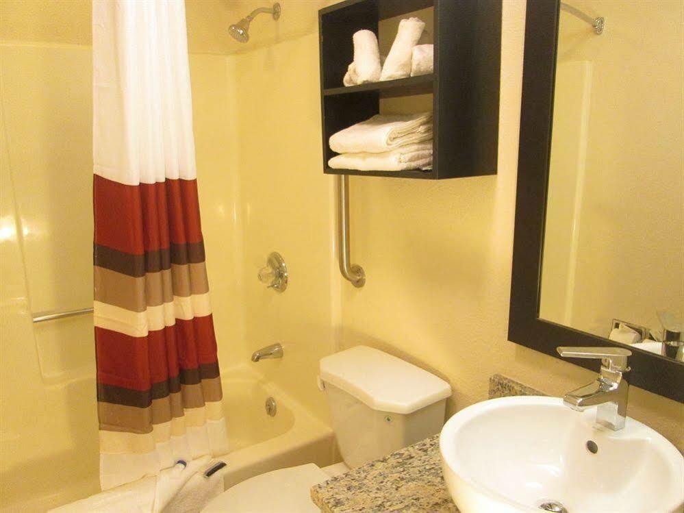 Red Roof Inn Plus+ & Suites Guilford Esterno foto