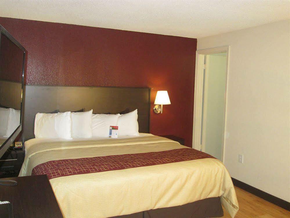 Red Roof Inn Plus+ & Suites Guilford Esterno foto