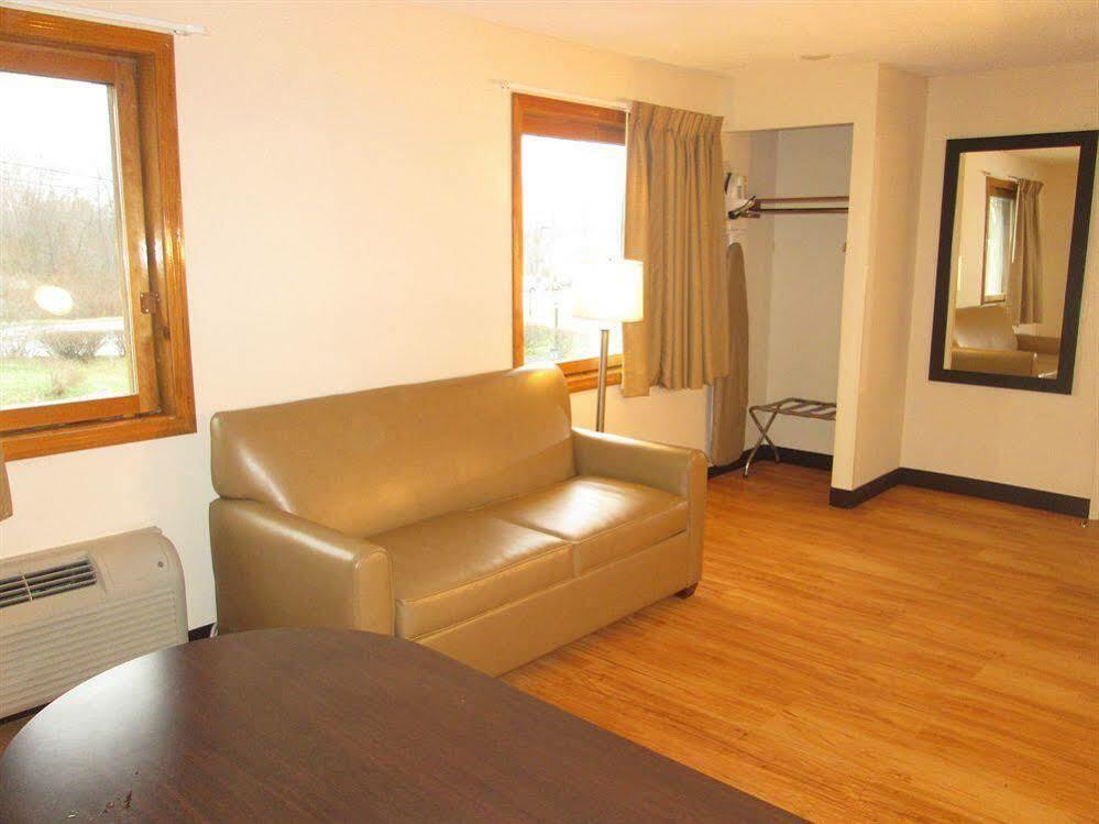 Red Roof Inn Plus+ & Suites Guilford Esterno foto