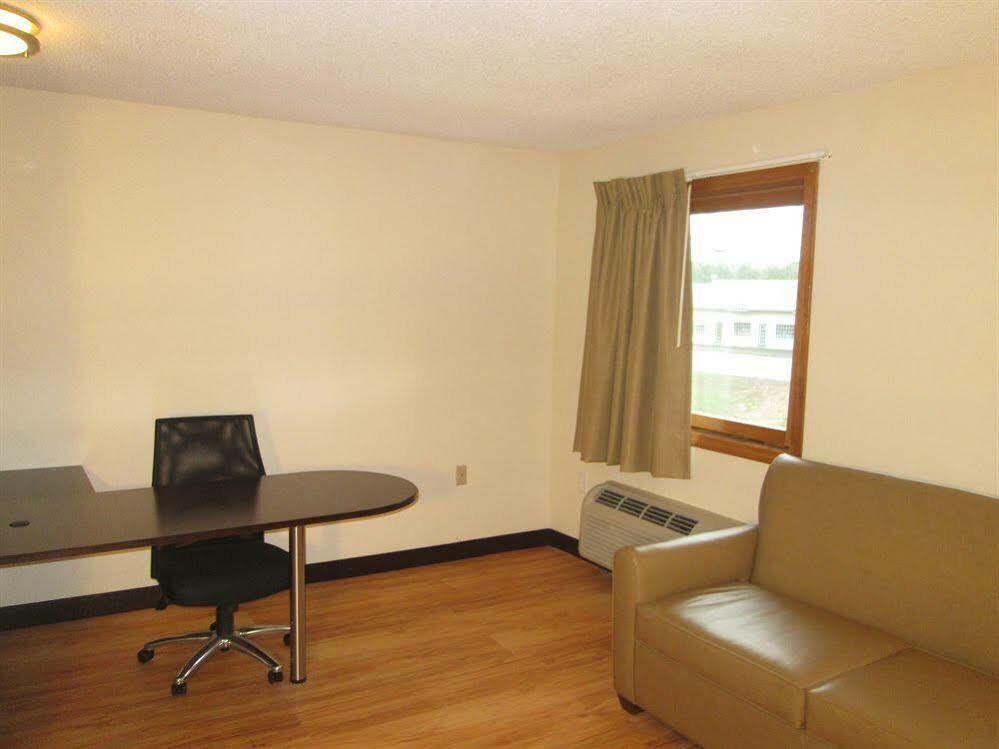 Red Roof Inn Plus+ & Suites Guilford Esterno foto